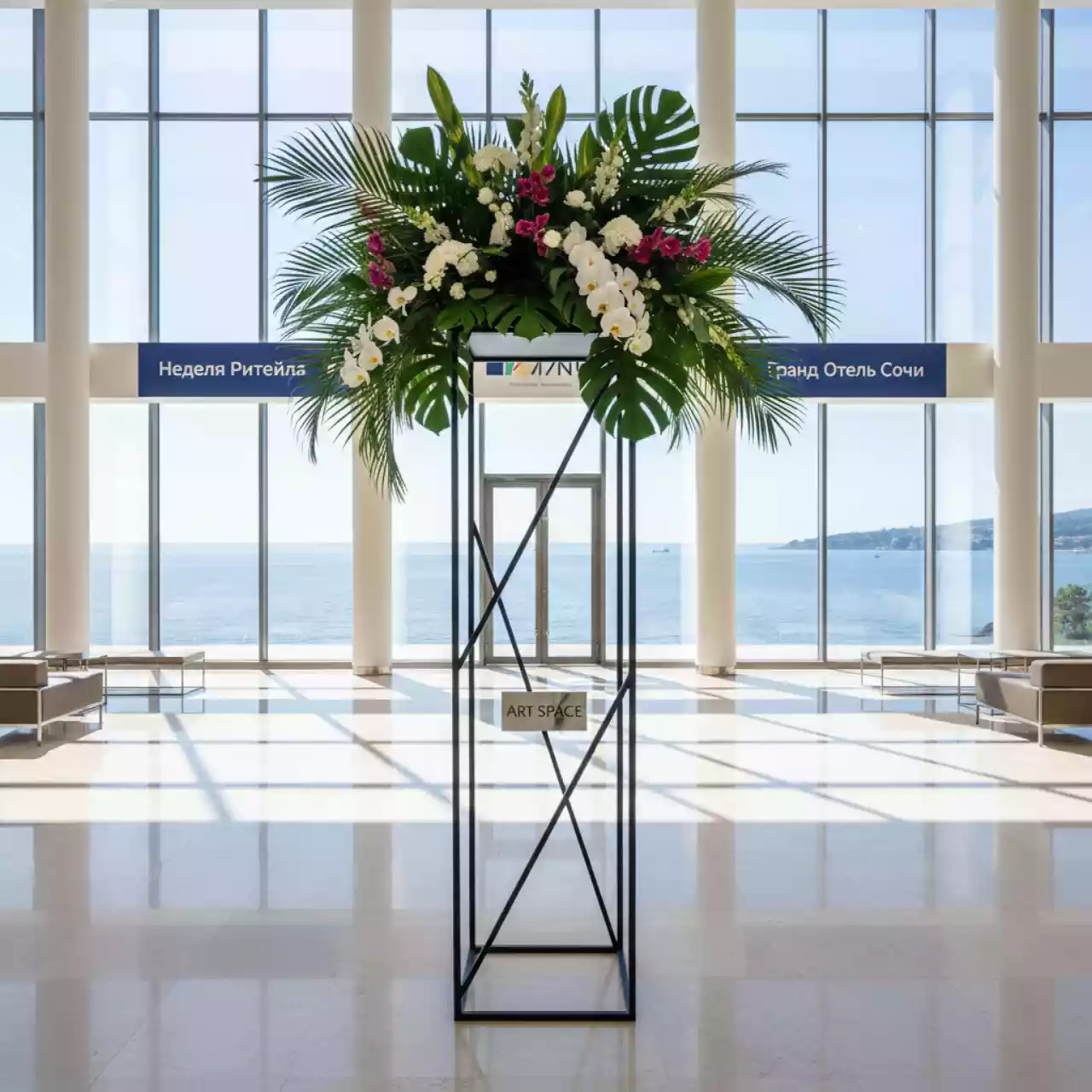 Аренда Подставка под композицию Haligi в Гранд Отель Сочи — ART SPACE