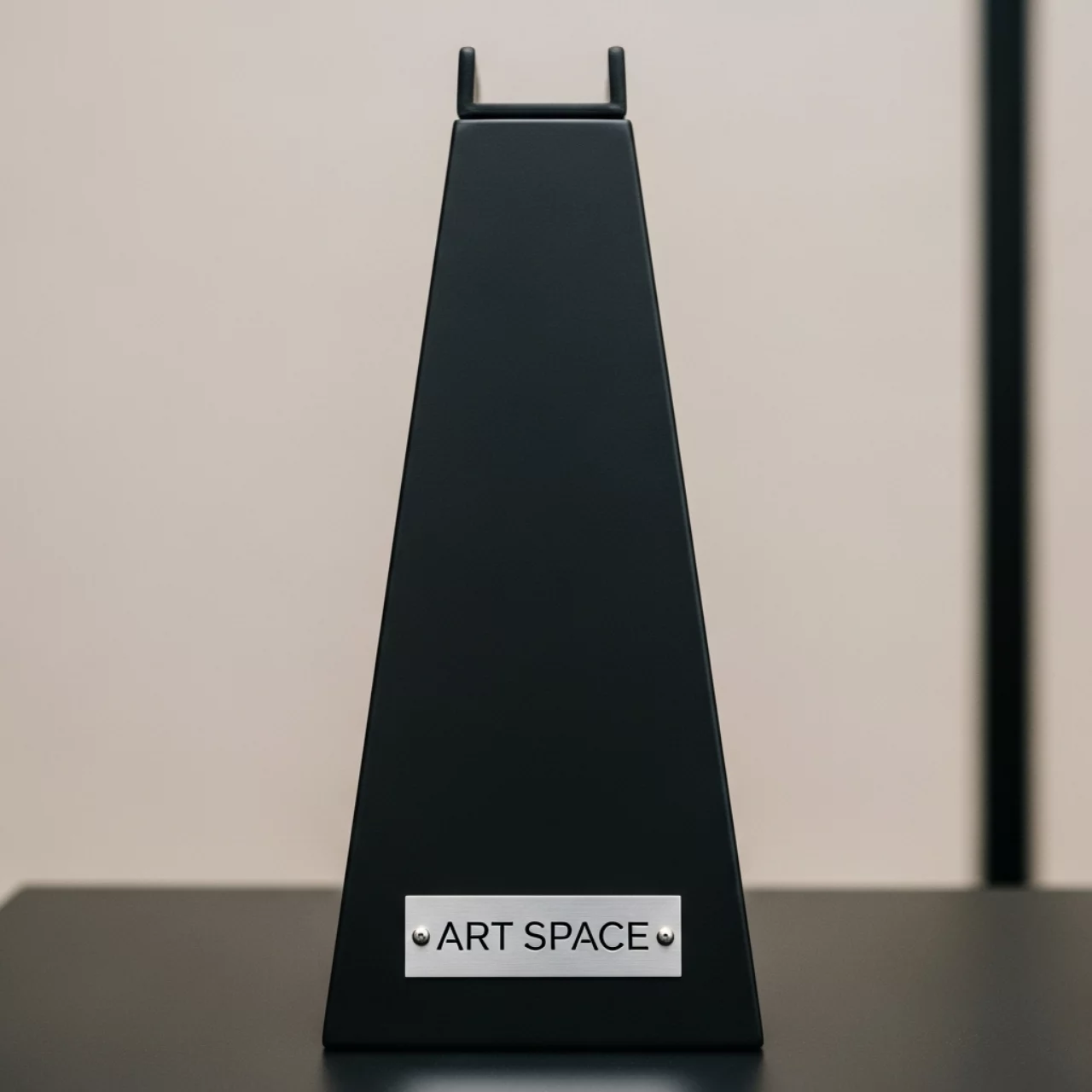 Аренда Подставка "Трапеция" черная H 155 мм в Green Flow Hotel — ART SPACE