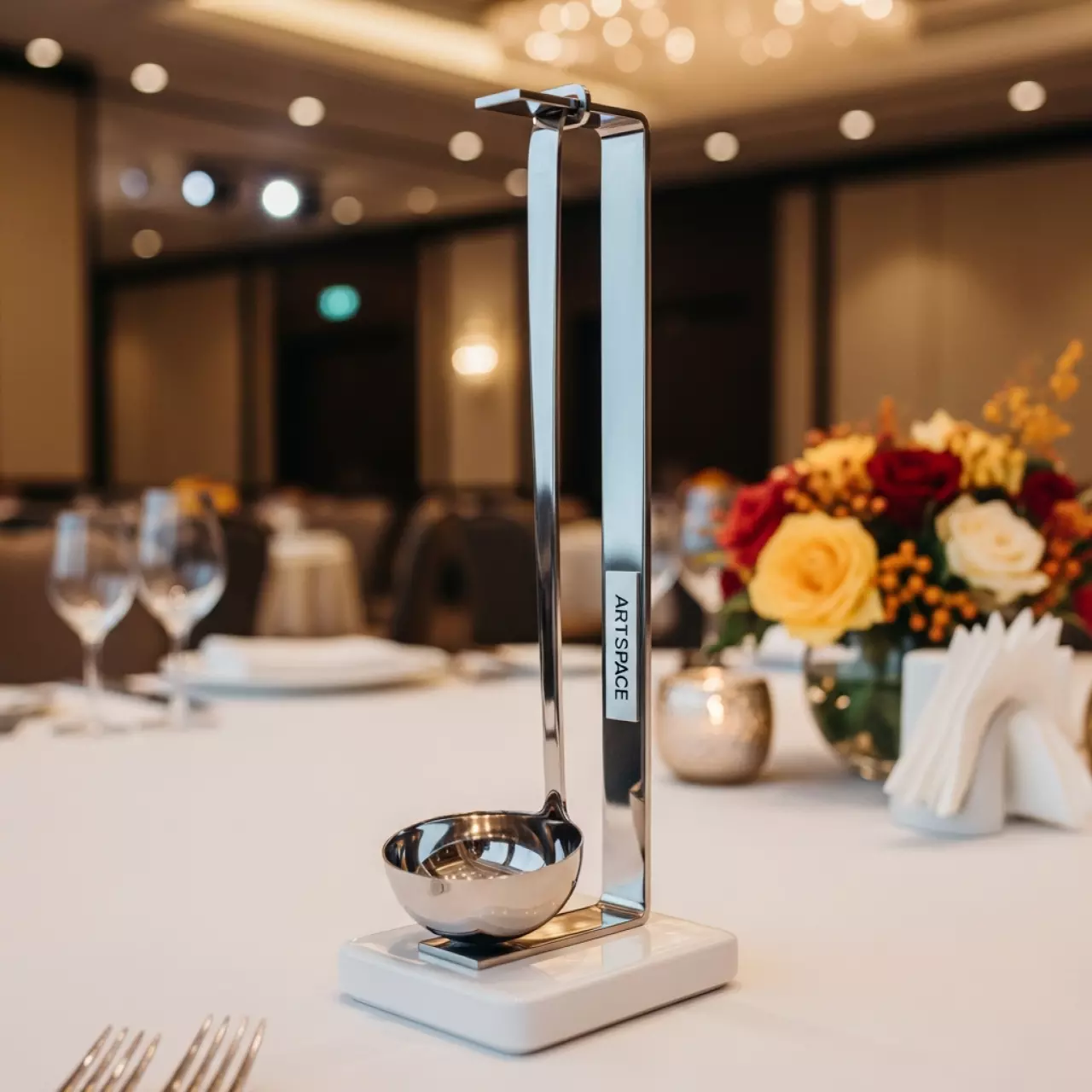 Аренда Подставка вертикальная сталь керамика для мармитов с половником 100х100х180 мм в Courtyard by Marriott Sochi — ART SPACE