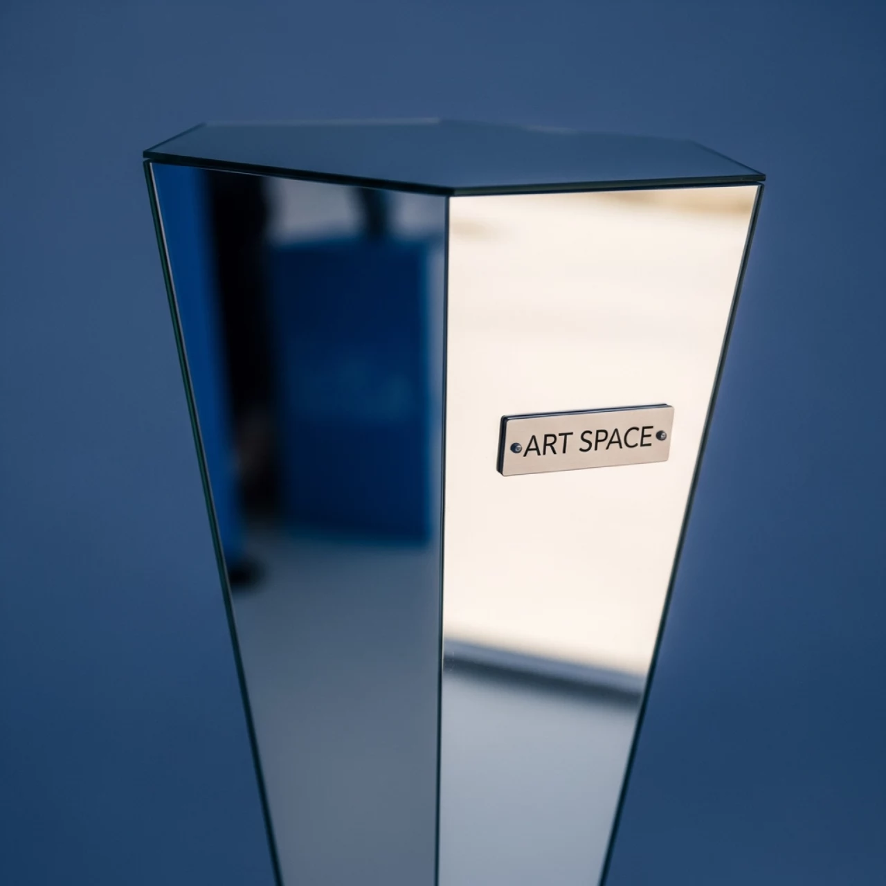 Аренда Подставка зеркальная стэла в Керлинговом центре «Ледяной куб» — ART SPACE