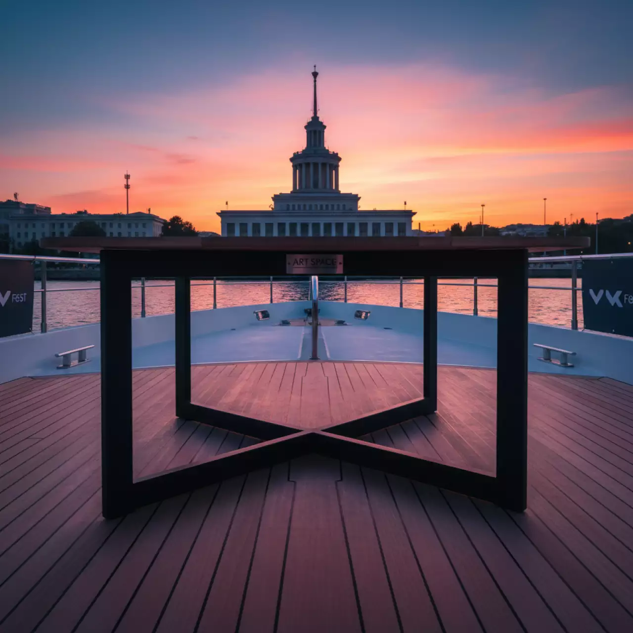 Аренда Подстолье 081F металлическое на VIP теплоходе (Морпорт Сочи) — ART SPACE