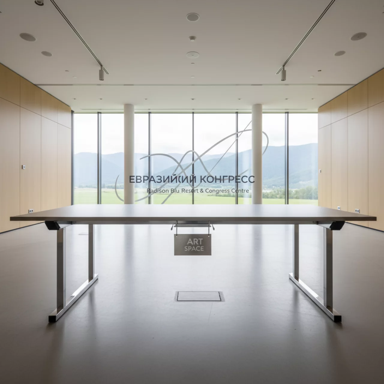 Аренда Подстолье 1058EM в Radisson Blu Resort & Congress Centre — ART SPACE