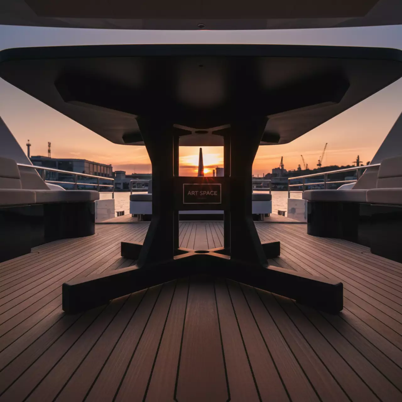 Аренда Подстолье чугунное Кемпер на VIP теплоходе (Морпорт Сочи) — ART SPACE