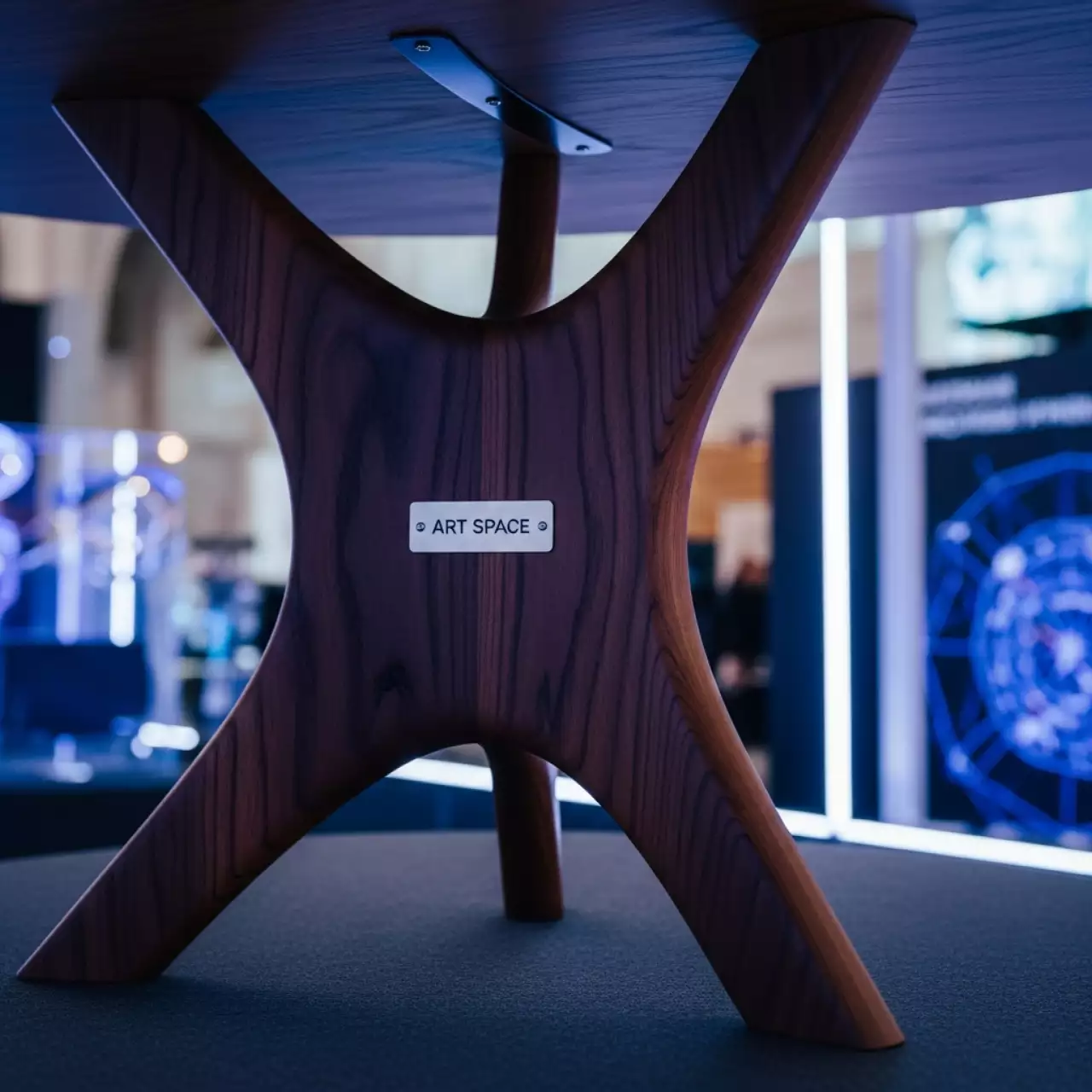 Аренда Подстолье деревянное Oliva на Медальной площади — ART SPACE