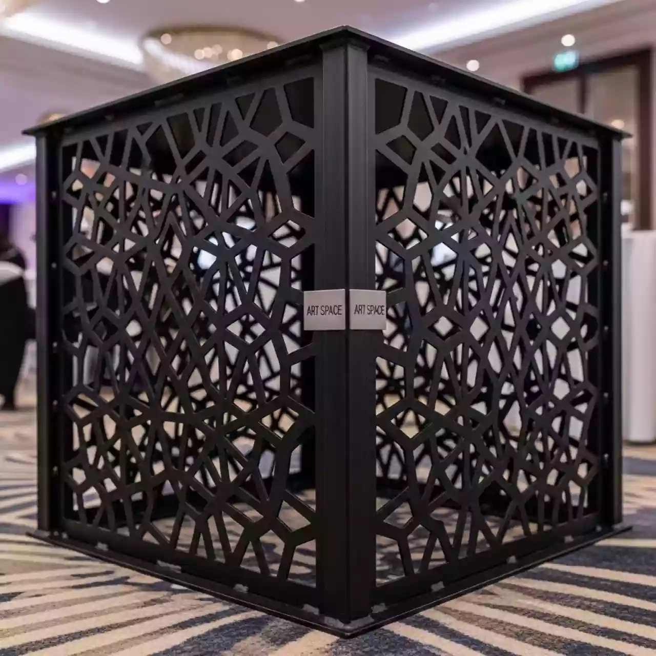 Аренда Подстолье металлическое Lotus Square в Mövenpick Hotel — ART SPACE