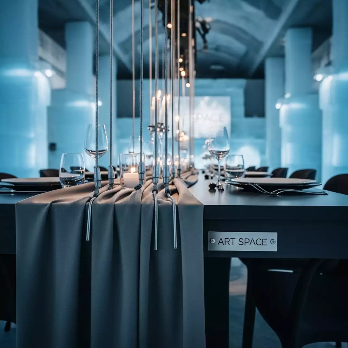 Аренда Подстолье обвязка с подвесами для стульев в ледовом дворце «Роза Хутор» — ART SPACE