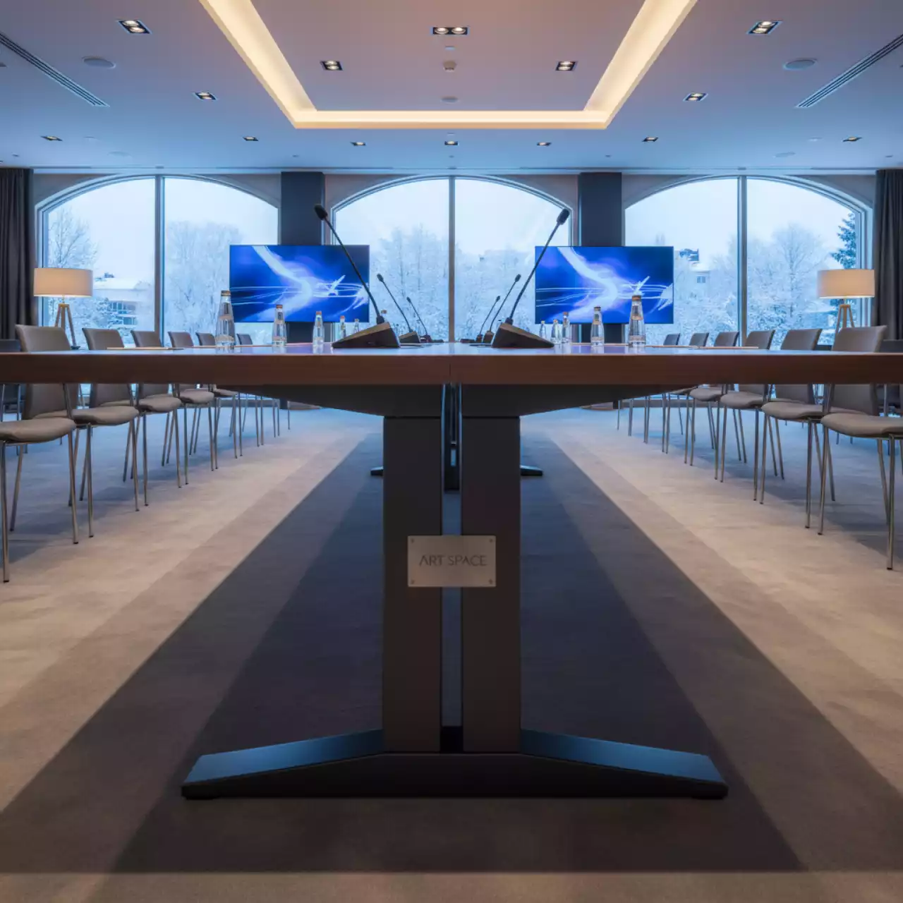 Аренда Подстолье стальное 1021EM в Radisson Collection Paradise — ART SPACE