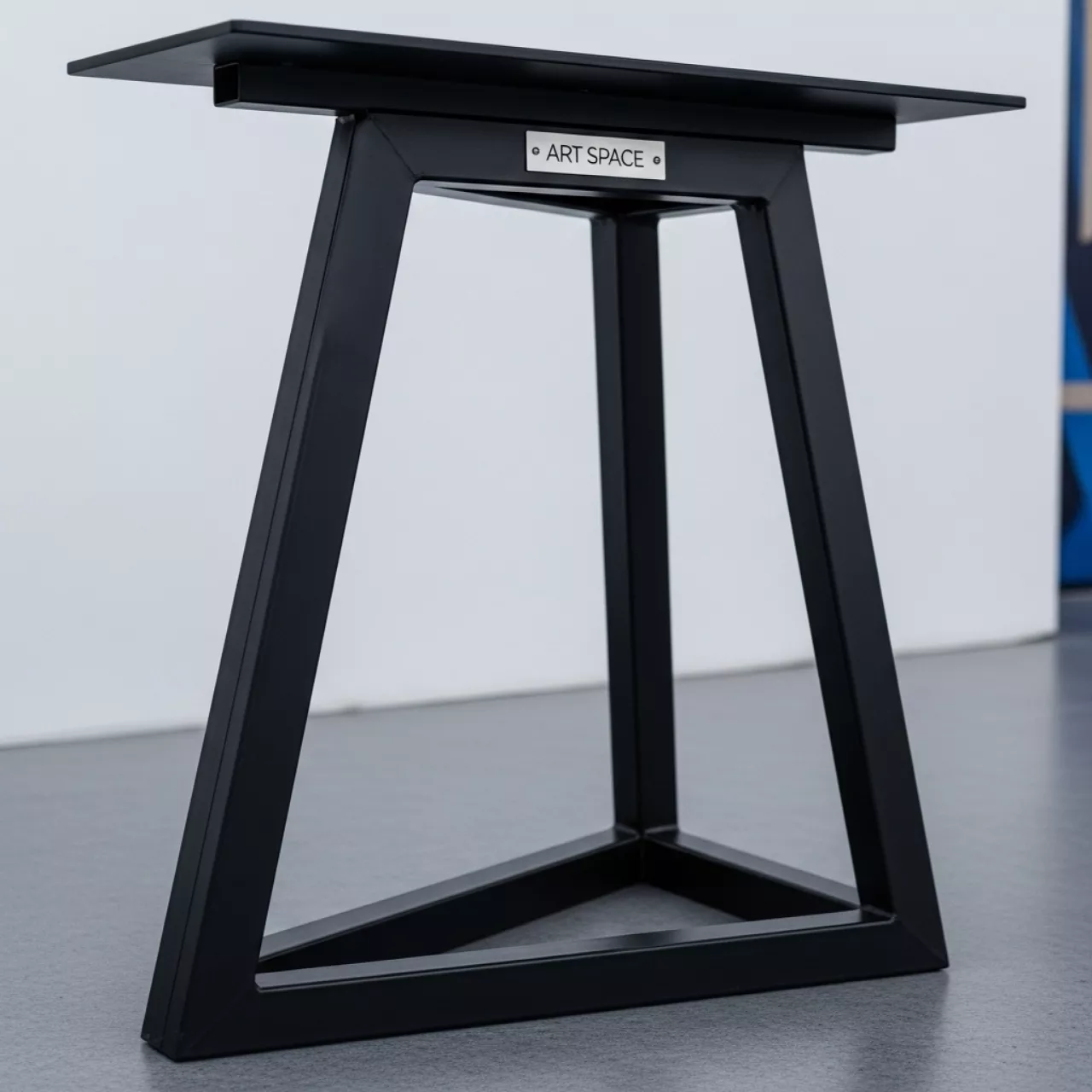Аренда Подстолье трапеция Лофт черное 71 см в Grand Karat Sochi — ART SPACE