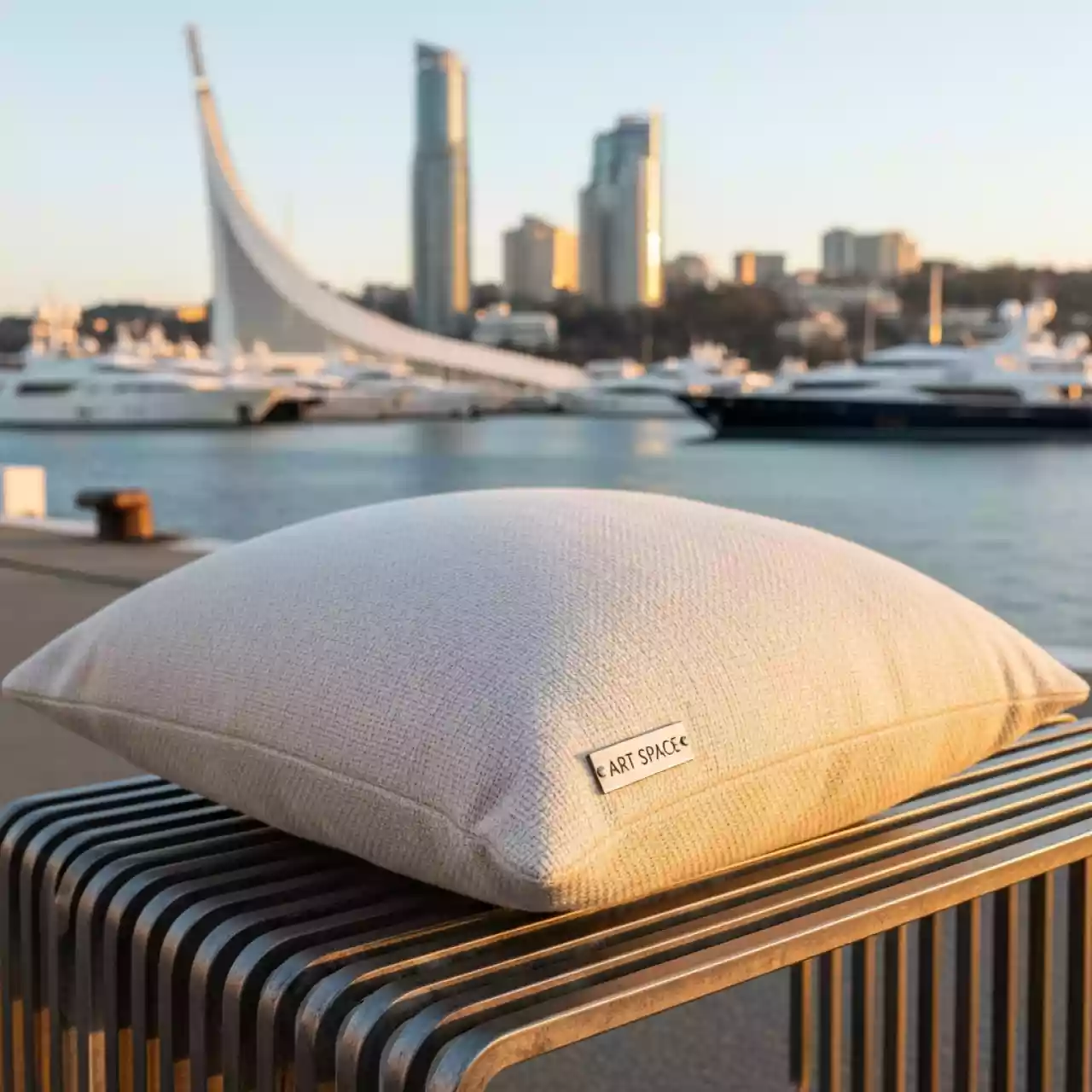 Аренда Подушка АШТОН айвори на территории Морпорта Сочи — ART SPACE