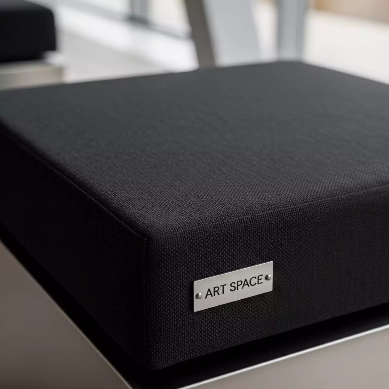 Аренда Подушка без стула Кьявари чёрная в Swissôtel Resort Sochi Kamelia — ART SPACE