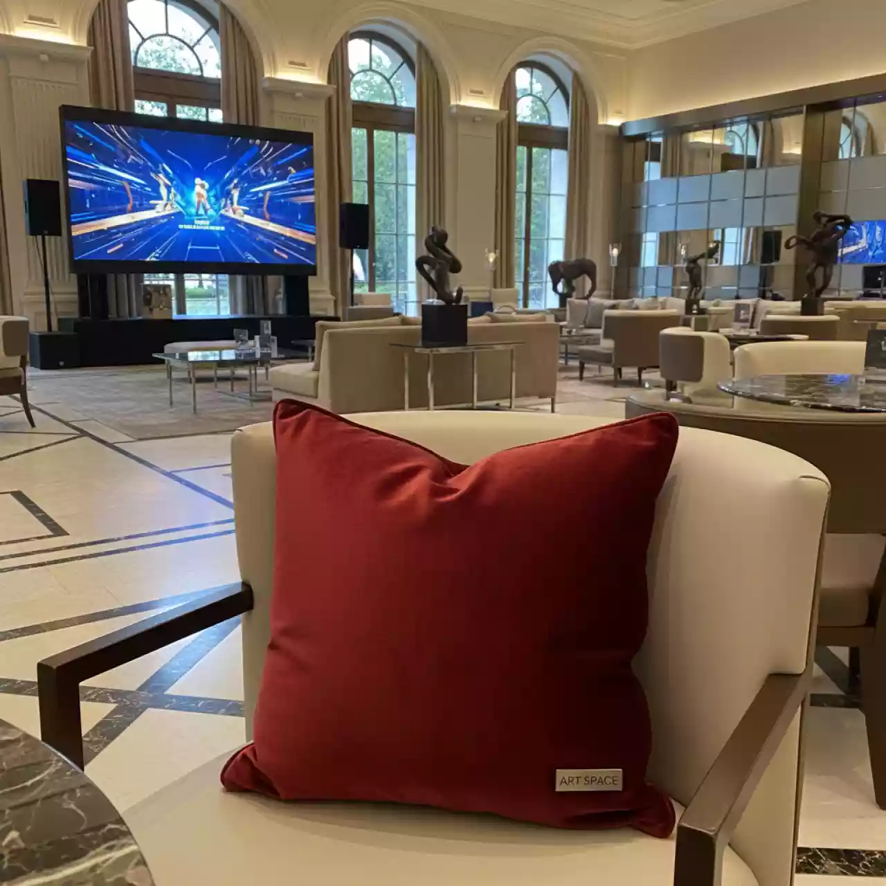 Аренда Подушка Deep Red в Radisson Collection Paradise — ART SPACE