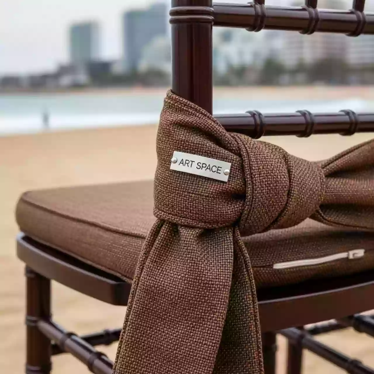 Аренда Подушка для стула Кьявари 2 см ричард коричневый на пляже «Ривьера» — ART SPACE