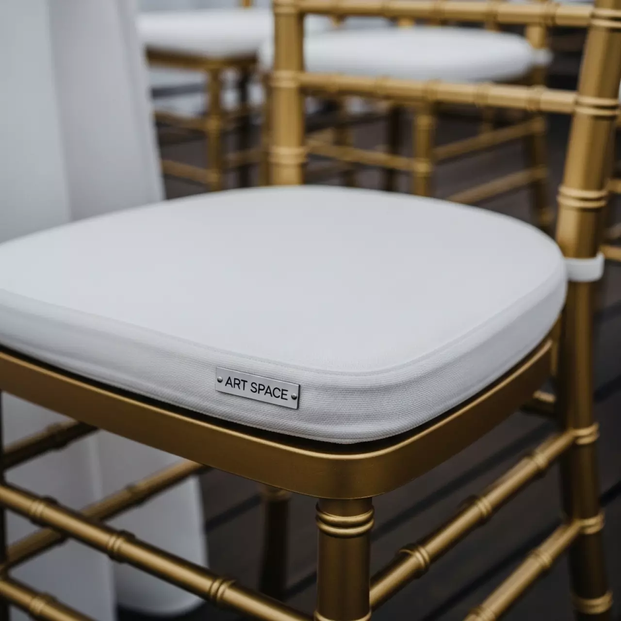 Аренда Подушка для стула Кьявари 2 см журавинка 2 010101 гладь белая в пляжном клубе Del Mar — ART SPACE