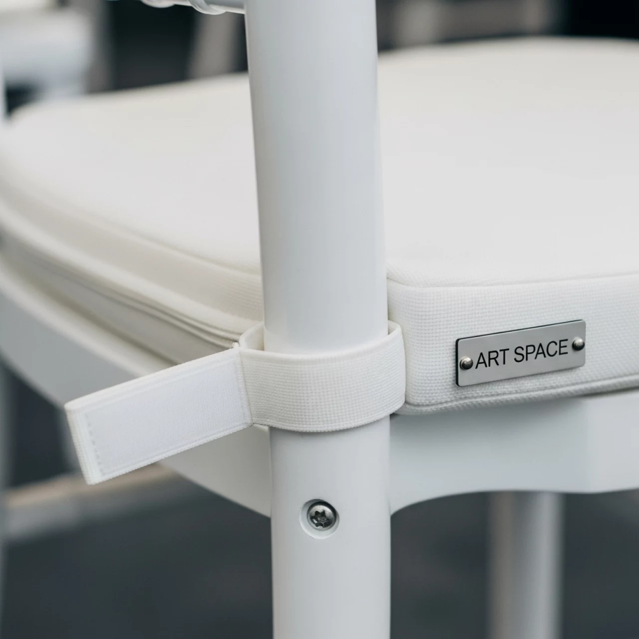 Аренда Подушка для стула Кьявари с липучками ричард белая 3 см в Imeretinskiy Hotel — ART SPACE