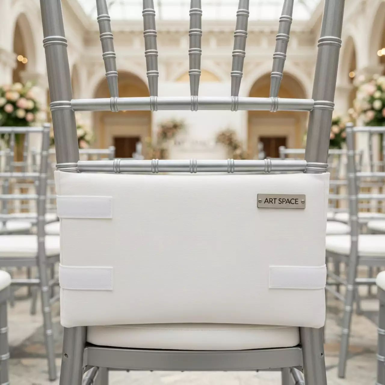 Аренда Подушка для стула Кьявари с липучками журавинка белая гладь 3 см в Ледовом дворце «Айсберг» — ART SPACE