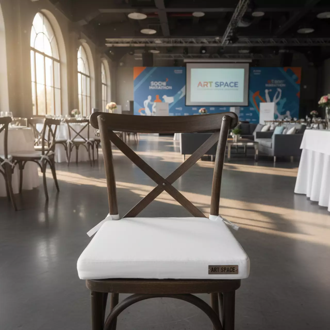 Аренда Подушка для стула Кроссбэк белая в Маринс Парк Отеле — ART SPACE