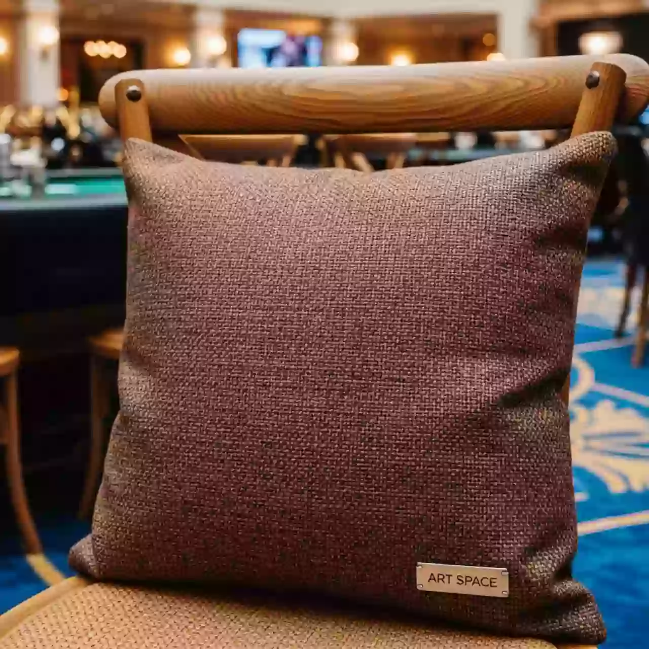 Аренда Подушка для стула Кроссбэк коричневая в Panorama by Mercure — ART SPACE