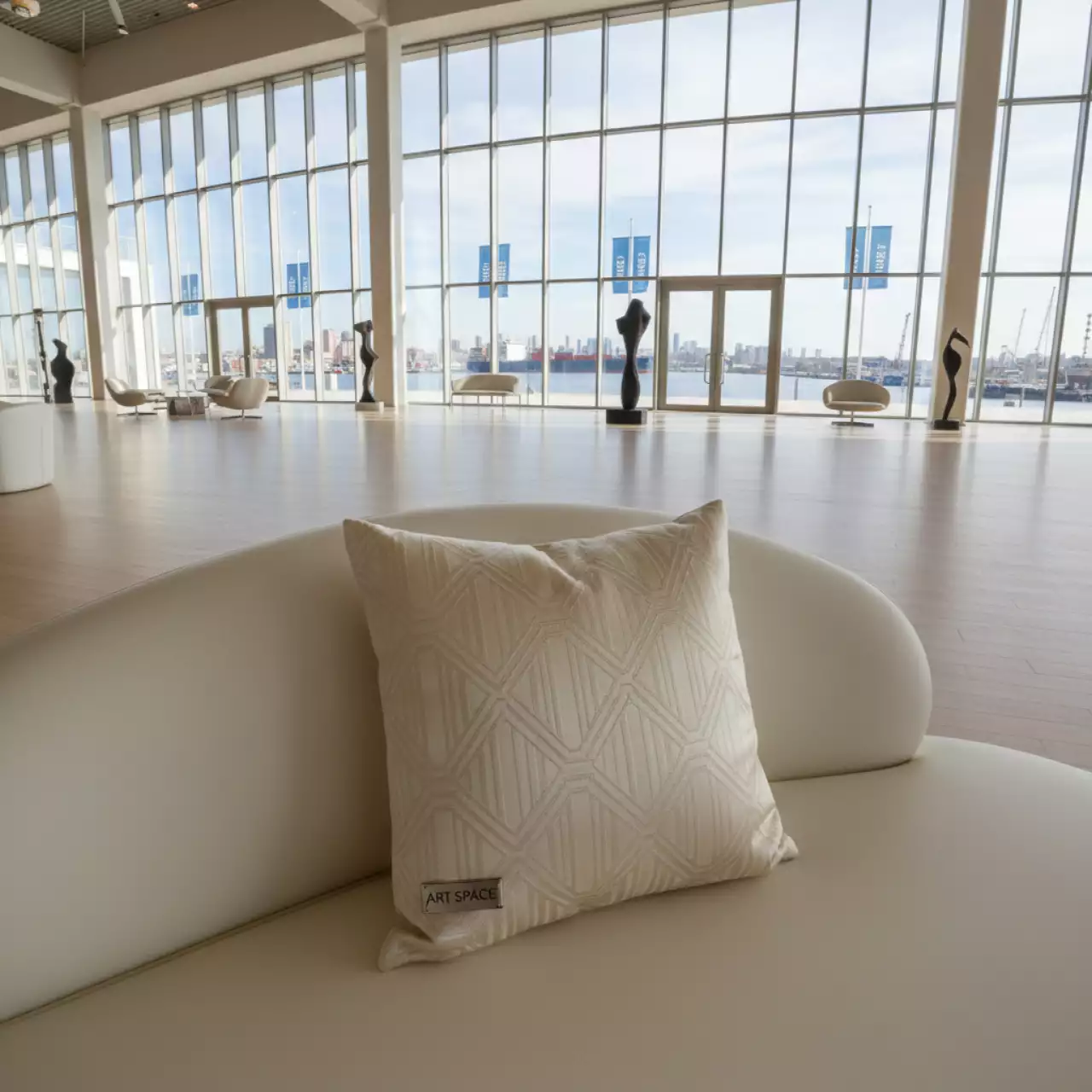 Аренда Подушка ИДИЛЛИЯ айвори в зале «Чайка» (Морпорт) — ART SPACE