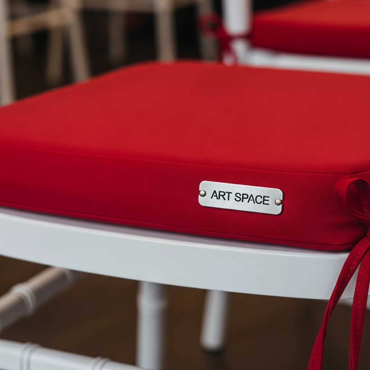 Аренда Подушка красная на стул Кьявари в ресторане «Магадан» — ART SPACE