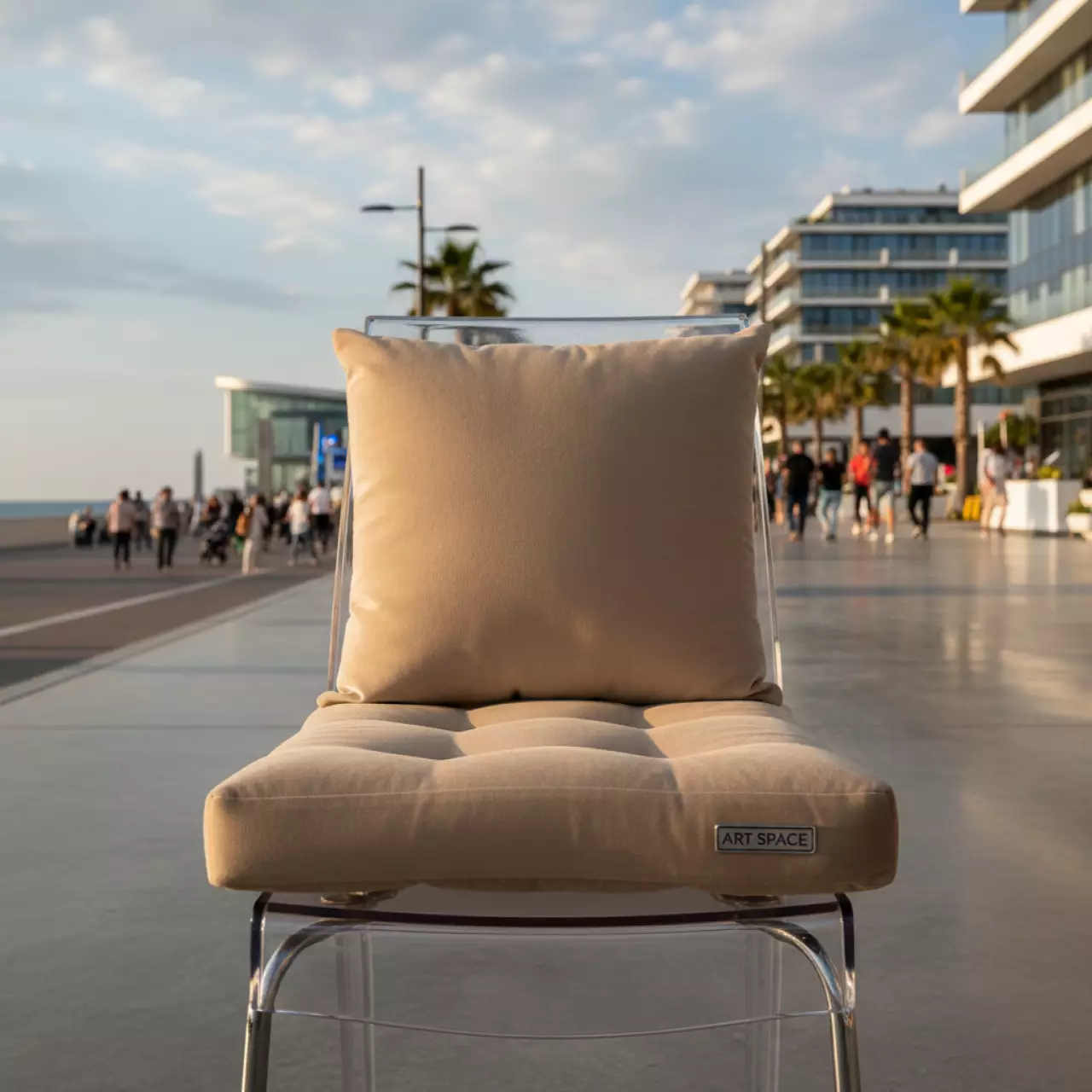 Аренда Подушка мягкая бархатная для пластикового стула бежевая на Имеретинской набережной — ART SPACE