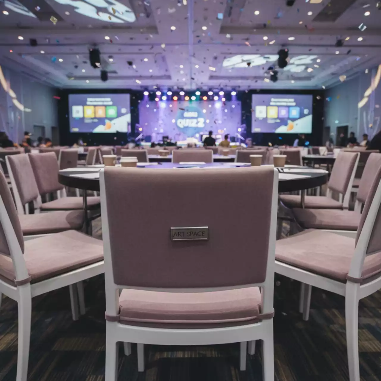 Аренда Подушка мягкая бархатная для пластикового стула пыльный инжир в Grand Karat Sochi — ART SPACE