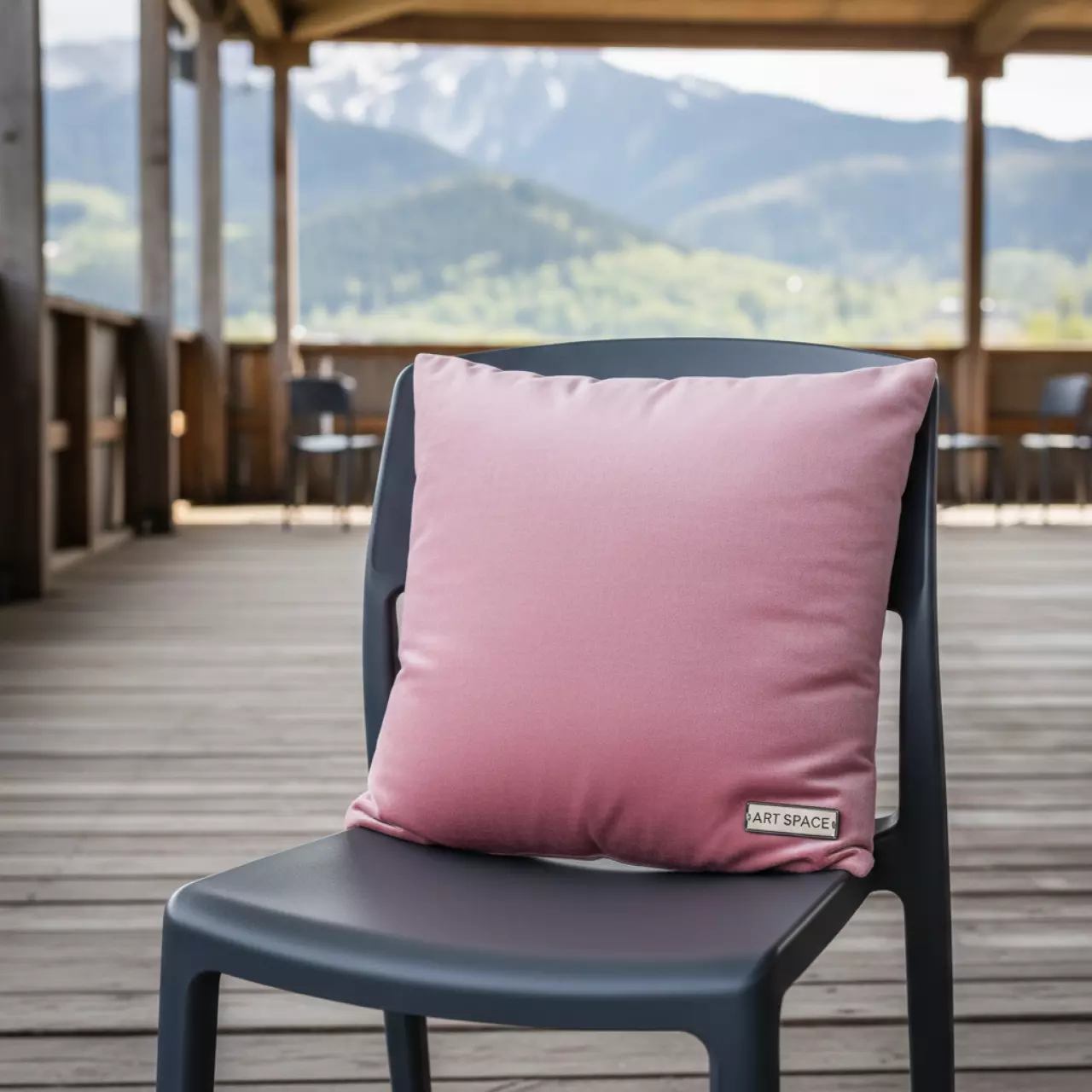 Аренда Подушка мягкая бархатная для пластикового стула розовая на Медальной площади — ART SPACE