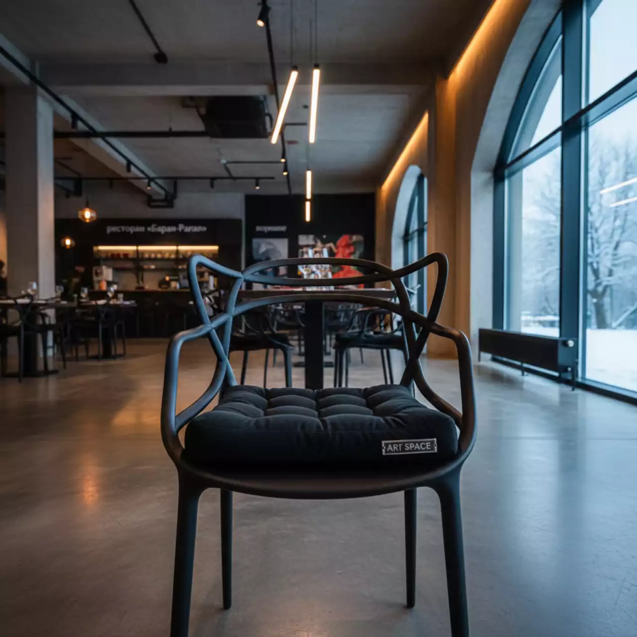 Аренда Подушка мягкая для пластикового стула бархатная черная в ресторане «Баран-Рапан» — ART SPACE