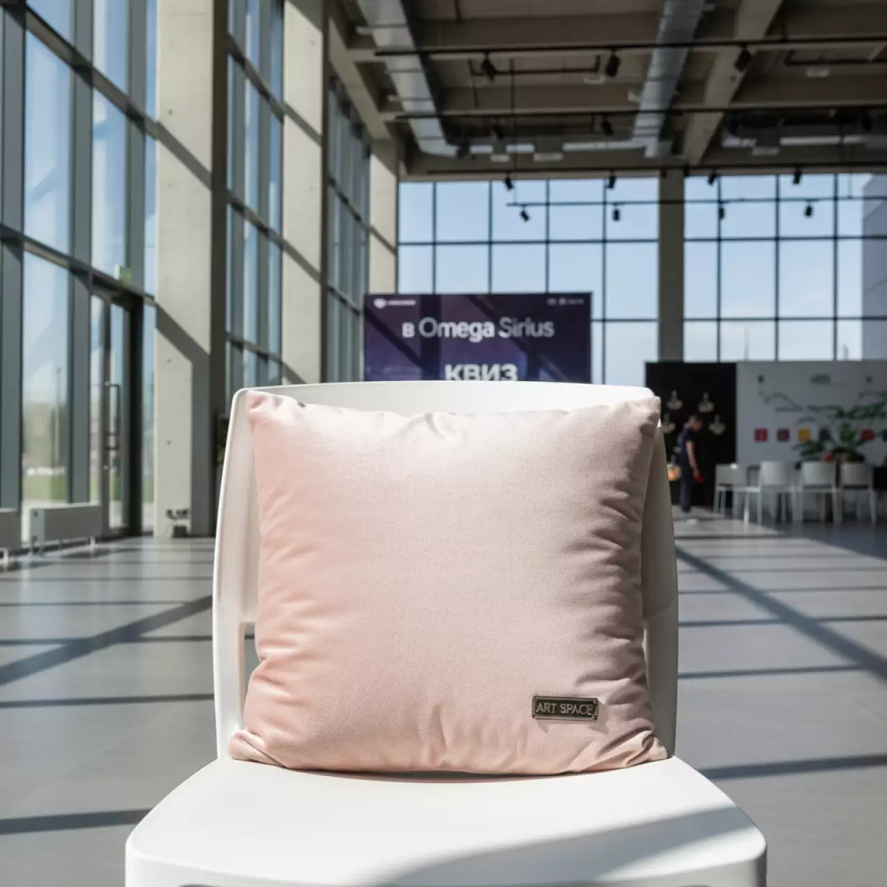 Аренда Подушка мягкая для пластикового стула бархатная жемчужно розовая в Omega Sirius — ART SPACE
