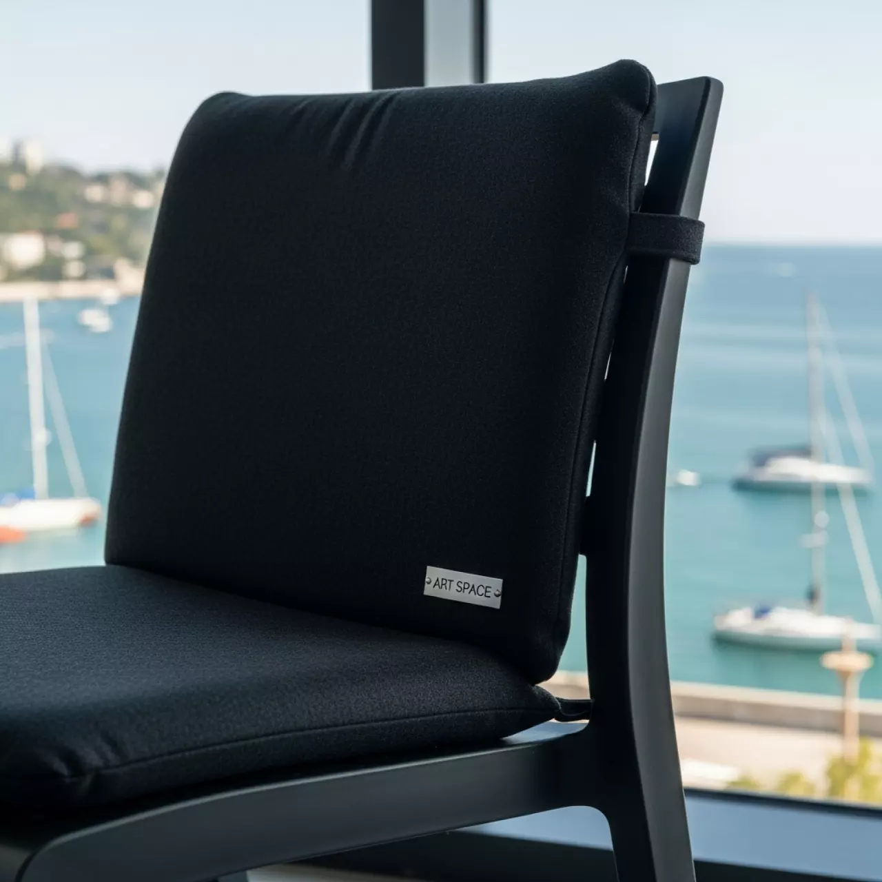 Аренда Подушка мягкая габардиновая для пластикового стула черная на парусной регате (Сочи) — ART SPACE