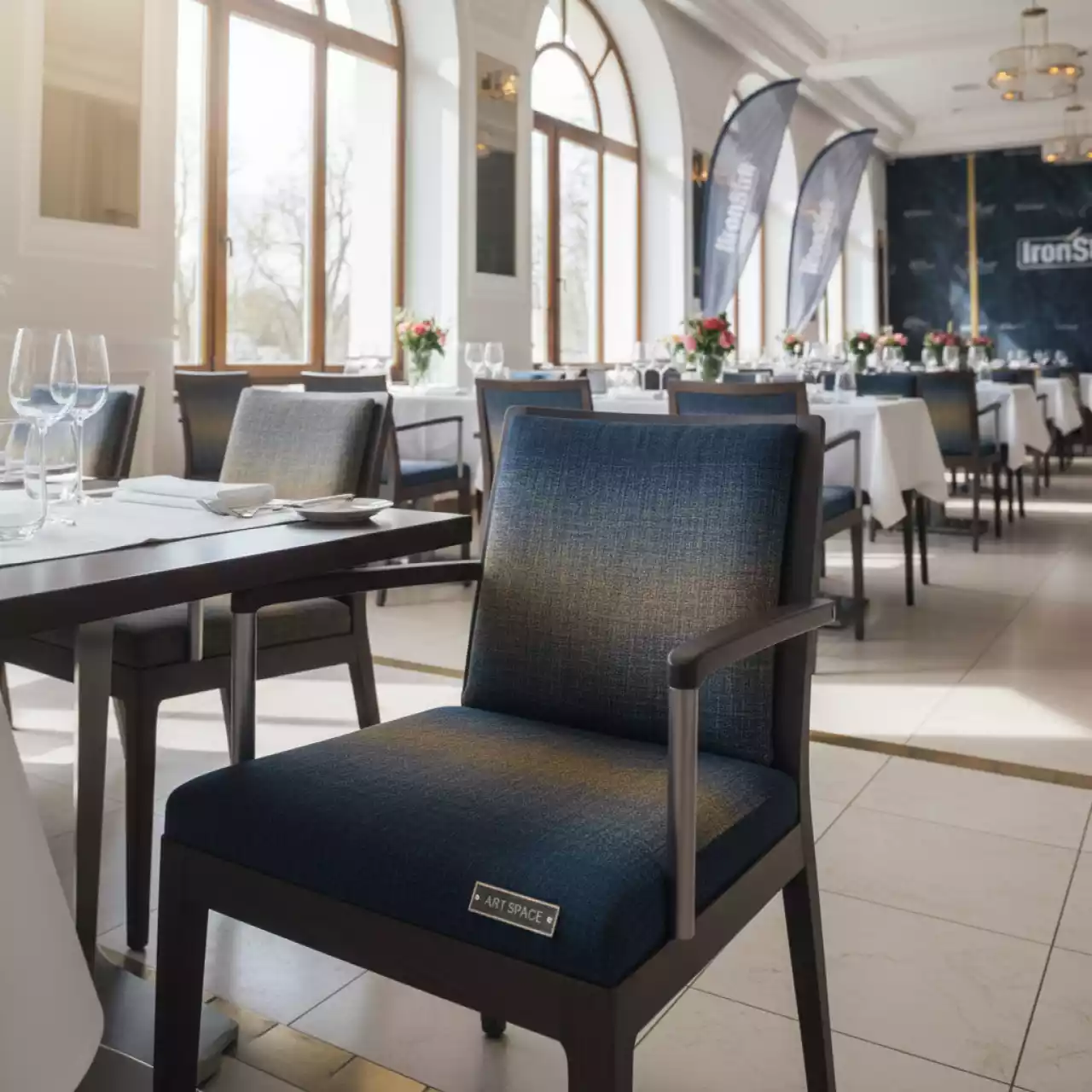 Аренда Подушка на сиденье для стула кресла Split в ресторане «D.O.M» — ART SPACE