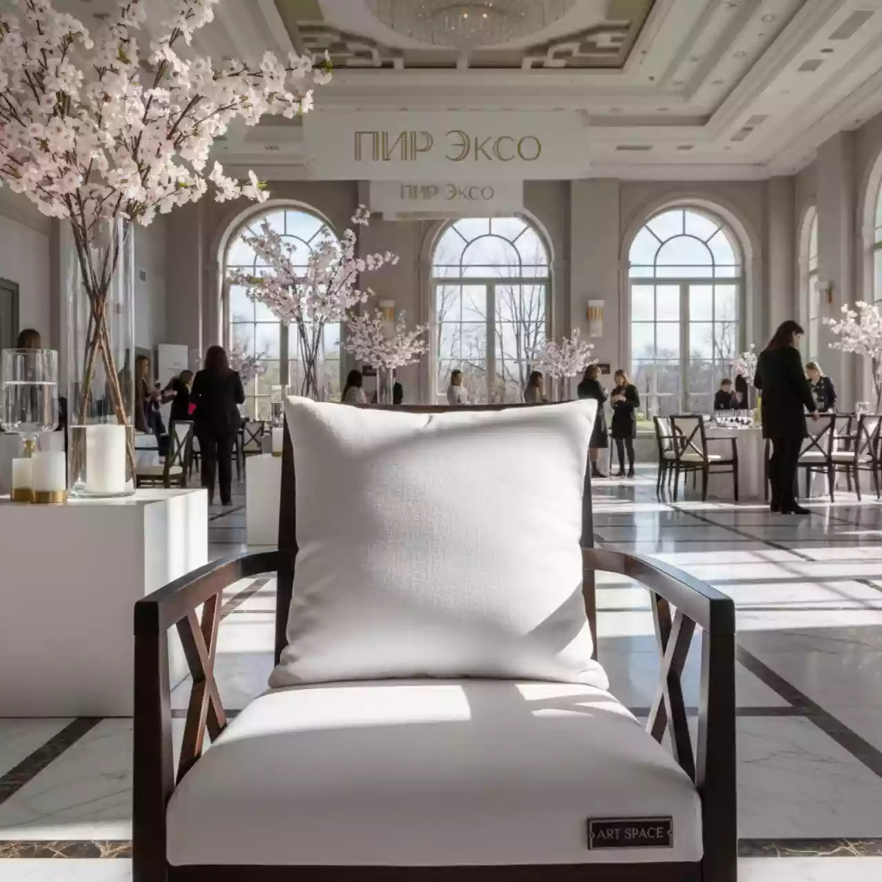 Аренда Подушка на стул белая в Маринс Парк Отеле — ART SPACE