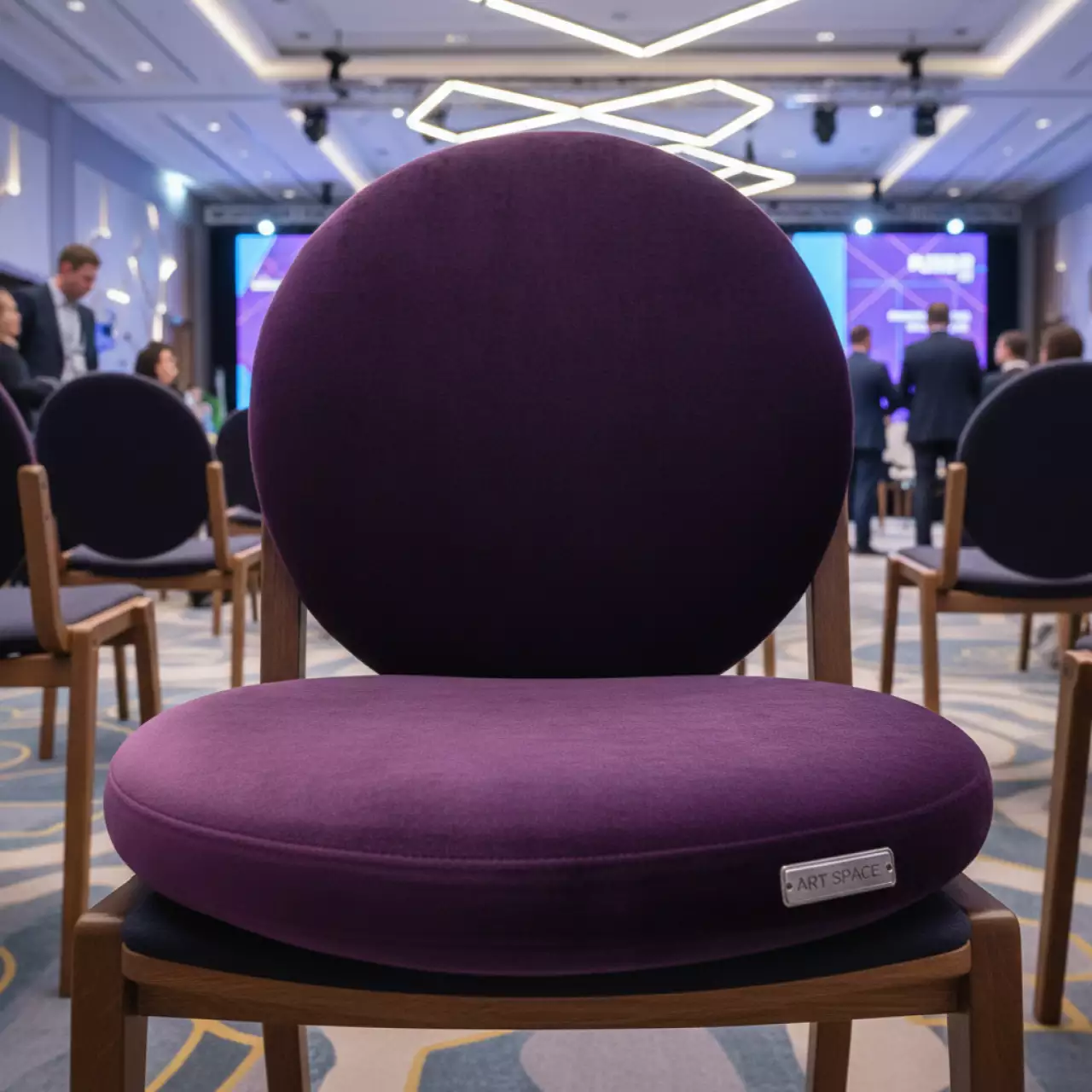 Аренда Подушка на стул галета велюр фиолетовая в Sport Inn Hotel & Wellness — ART SPACE