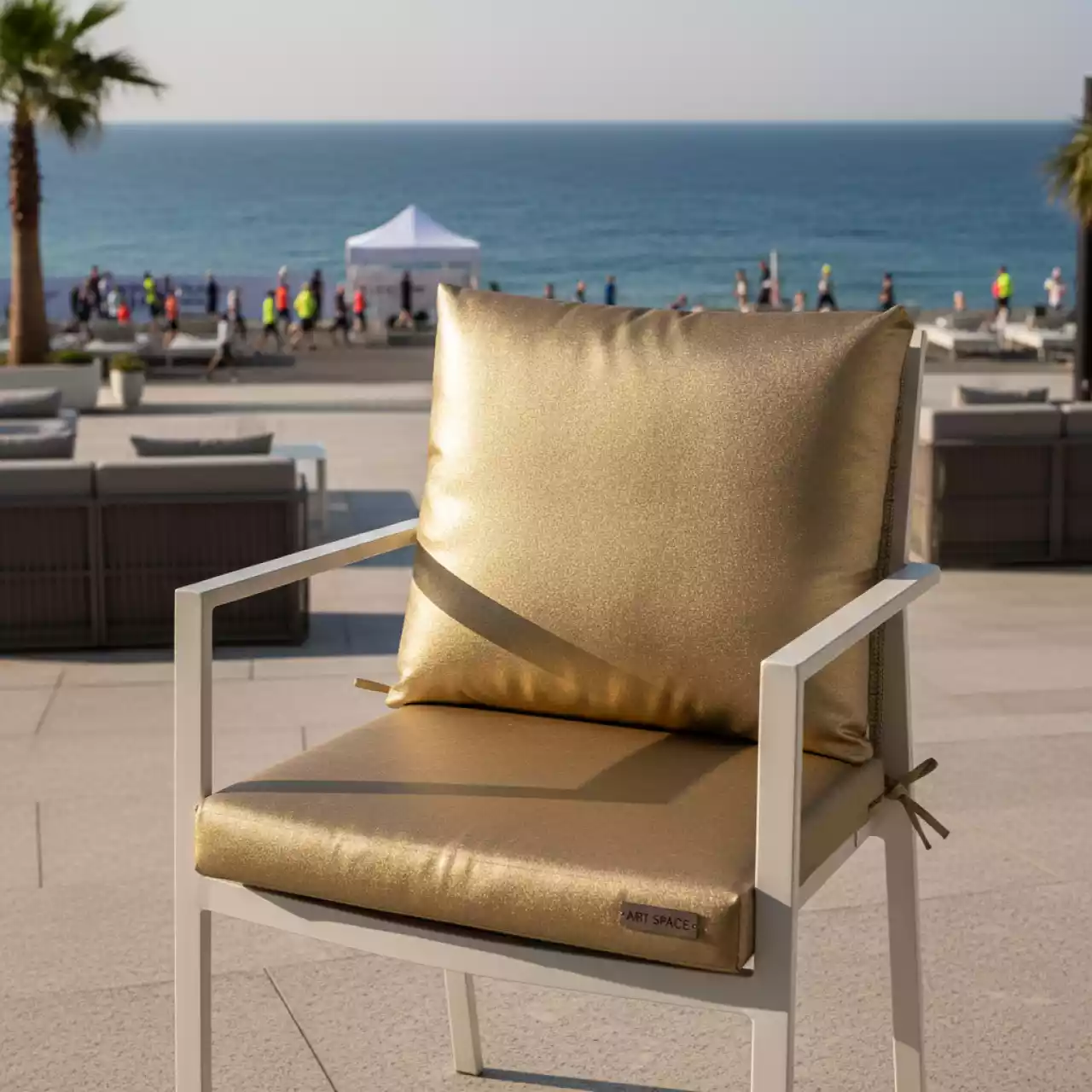 Аренда Подушка на стул золотая в пляжном клубе Del Mar — ART SPACE