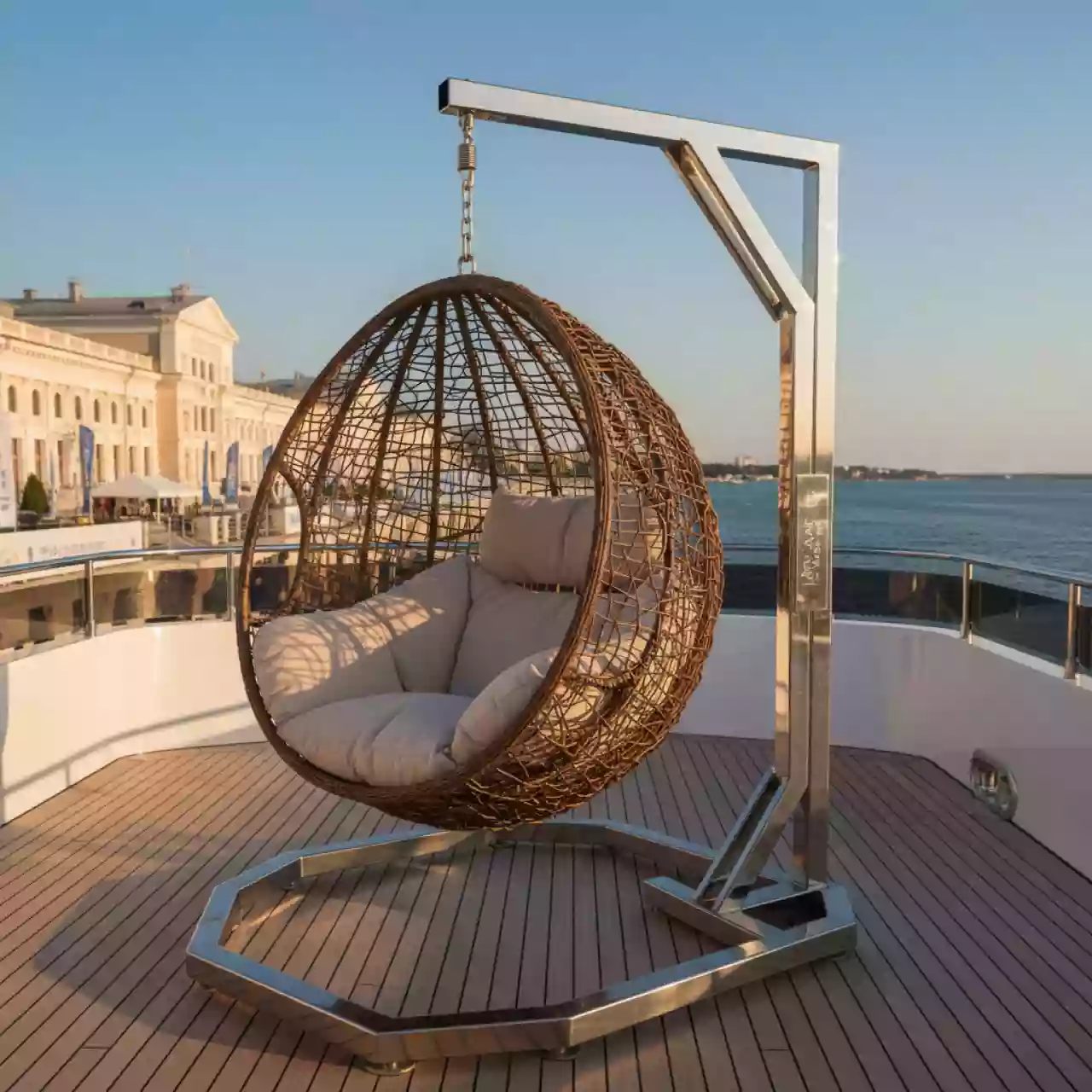 Аренда Подвесное кресло FRESCO XL коричневое на VIP теплоходе (Морпорт Сочи) — ART SPACE