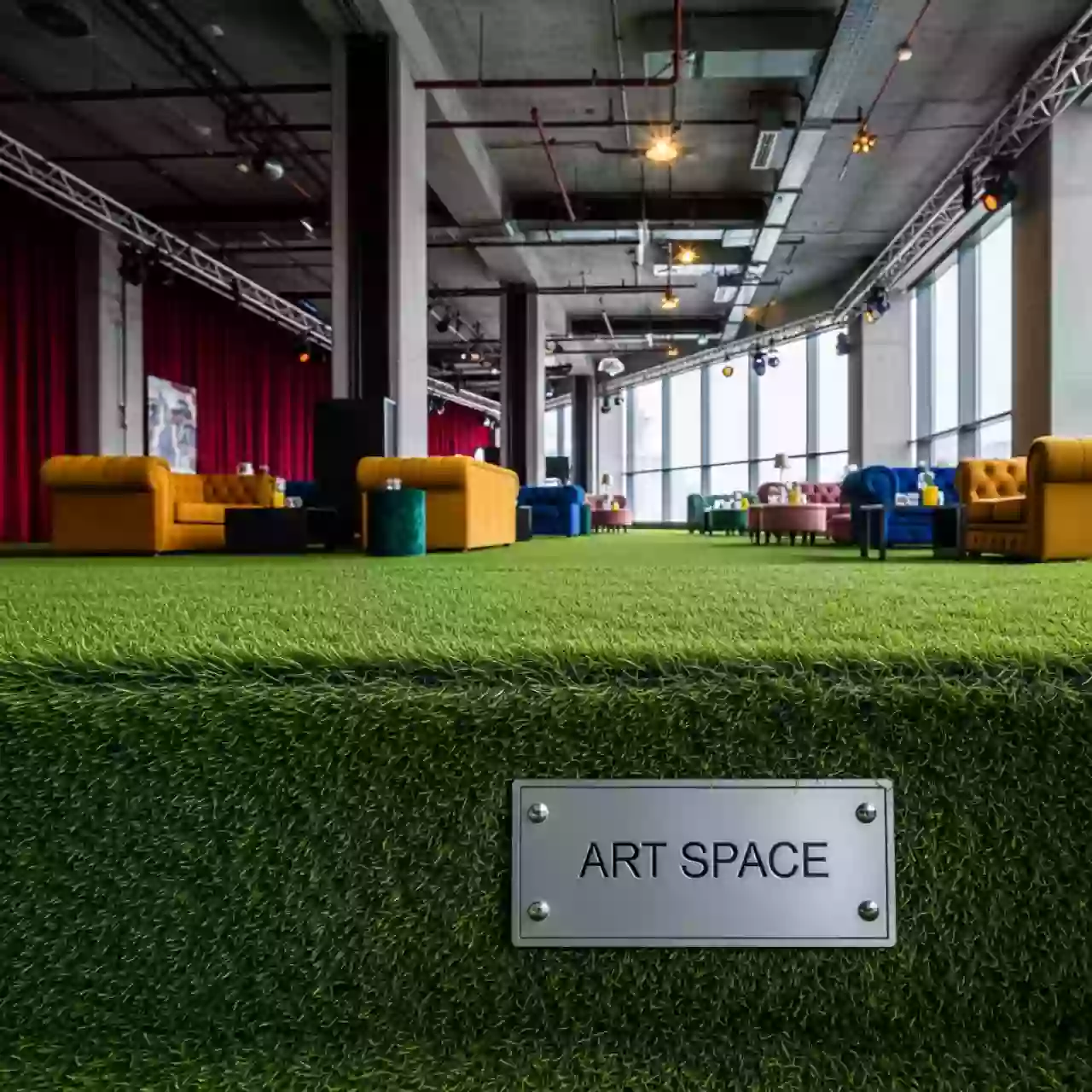 Аренда Покрытие напольное искусственная трава газон в Radisson Collection Paradise — ART SPACE