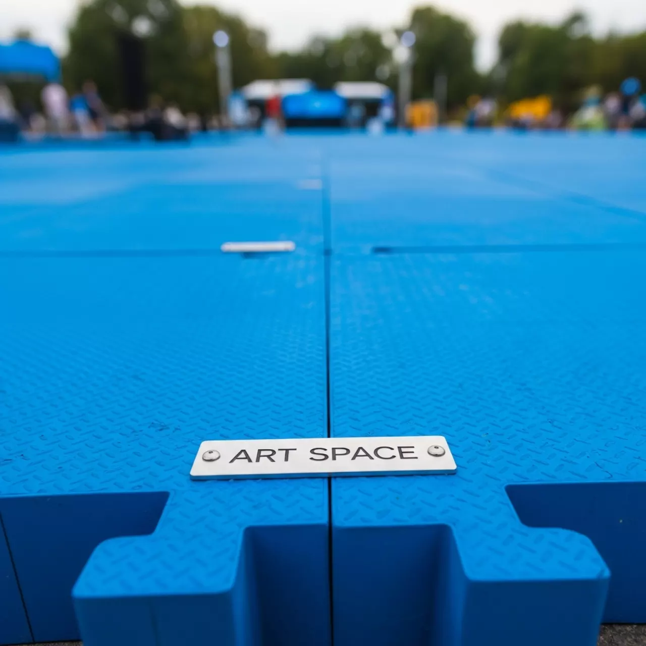 Аренда Покрытие напольное модульное Helex голубое в парке «Ривьера» — ART SPACE