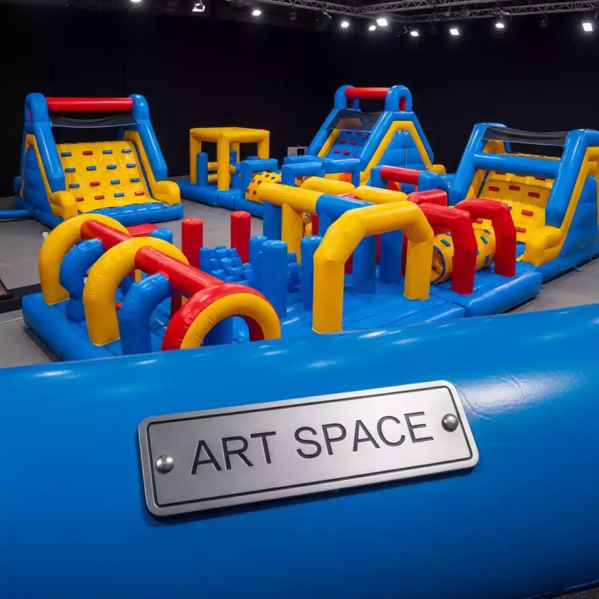 Аренда Полоса препятствий надувная "Челлендж трек" в Зале органной и камерной музыки — ART SPACE