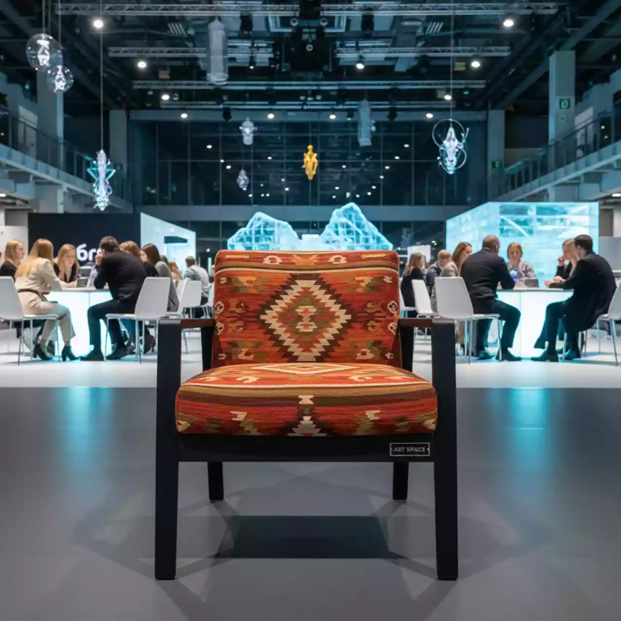 Аренда Полукресло Dolche гобелен Kilim ножки бук черная морилка в ледовом дворце «Роза Хутор» — ART SPACE