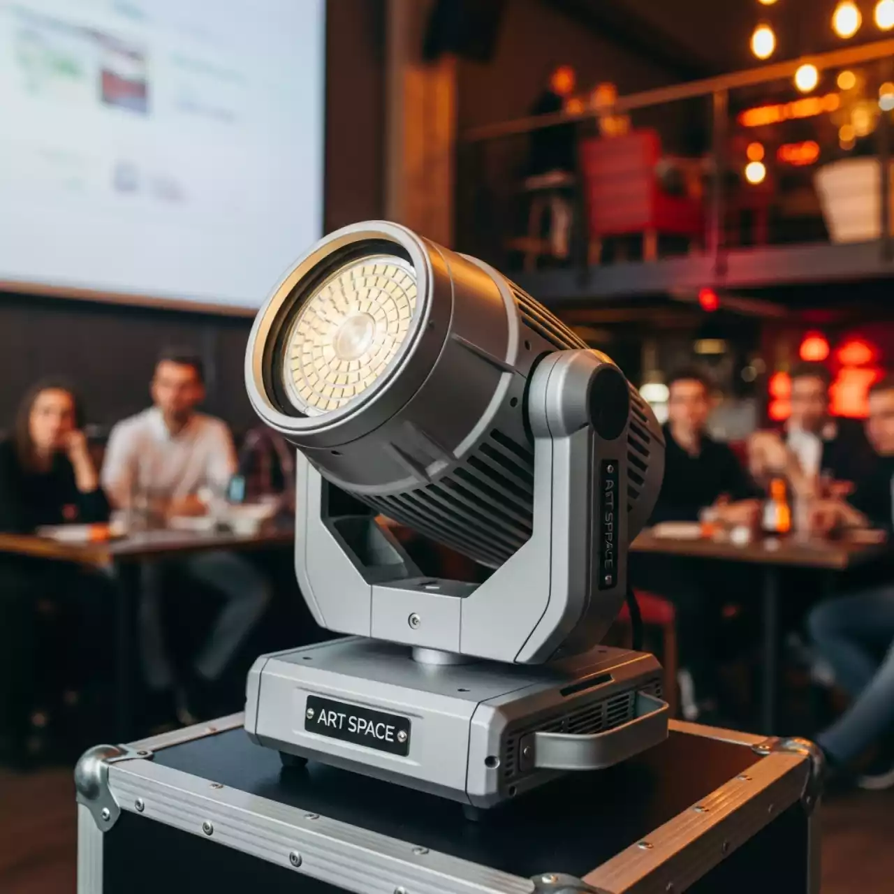 Аренда Прибор световой LED PAR 64 серебро 1000W в ресторане «Сыроварня» — ART SPACE