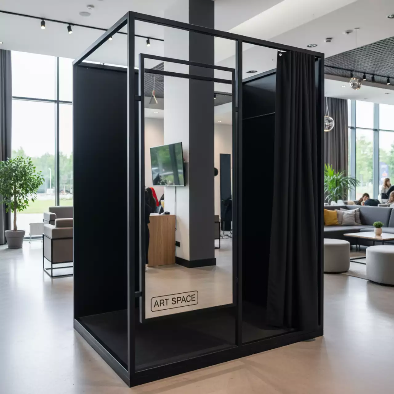 Аренда Примерочная черная с зеркалом 1,6х1,4 м в санатории «Сочи» — ART SPACE