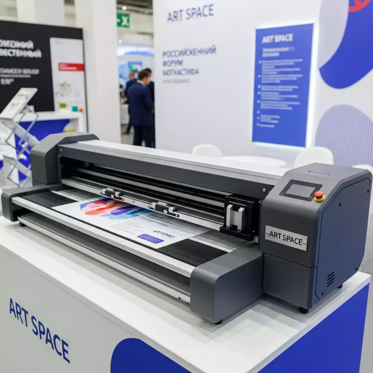 Аренда Принтер экосольвентный с функцией резки Mimaki CJV200 160 в МФК «Горный» — ART SPACE