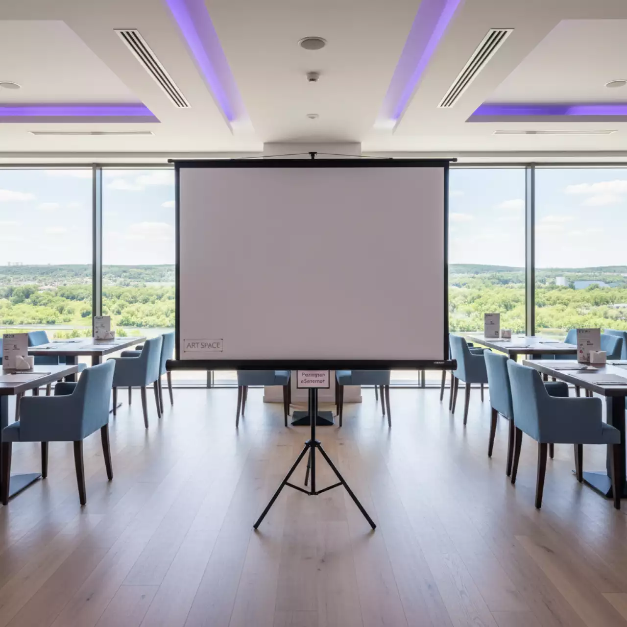 Аренда Проекционный экран ViewScreen Scroll 150х150 1 1 в ресторане «Sanremo» — ART SPACE