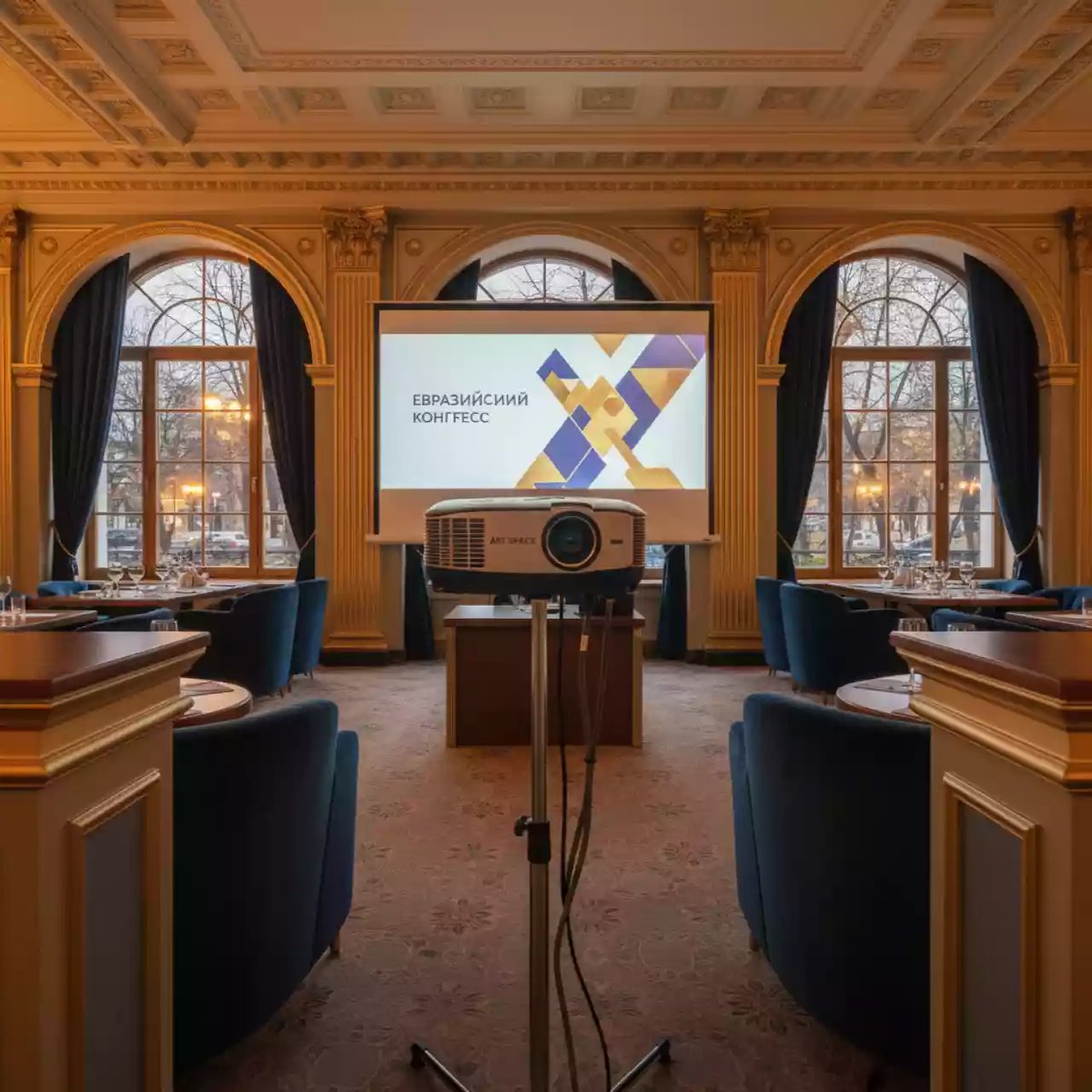 Аренда Проектор Full HD люмен в ресторане «Sanremo» — ART SPACE