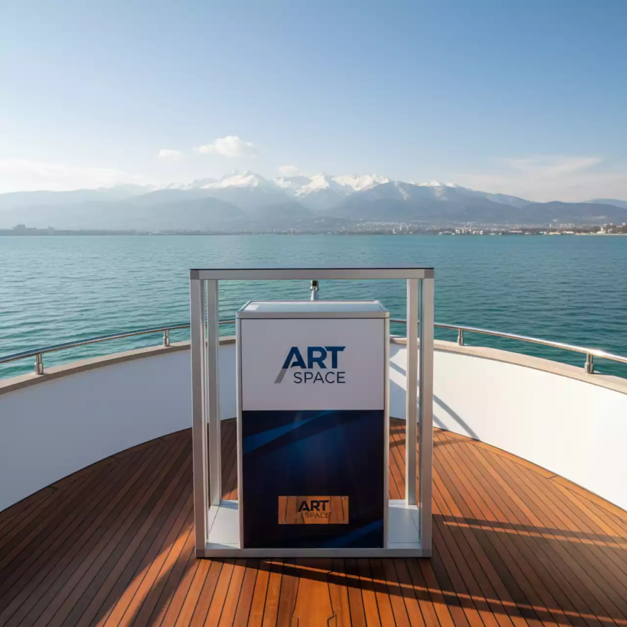 Аренда Промостойка Altec 800 на VIP-яхте (Имеретинский порт) — ART SPACE