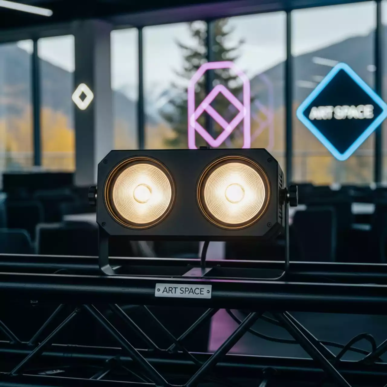 Аренда Прожектор COB LED blinder W 2х100 W в Golden Tulip Rosa Khutor — ART SPACE