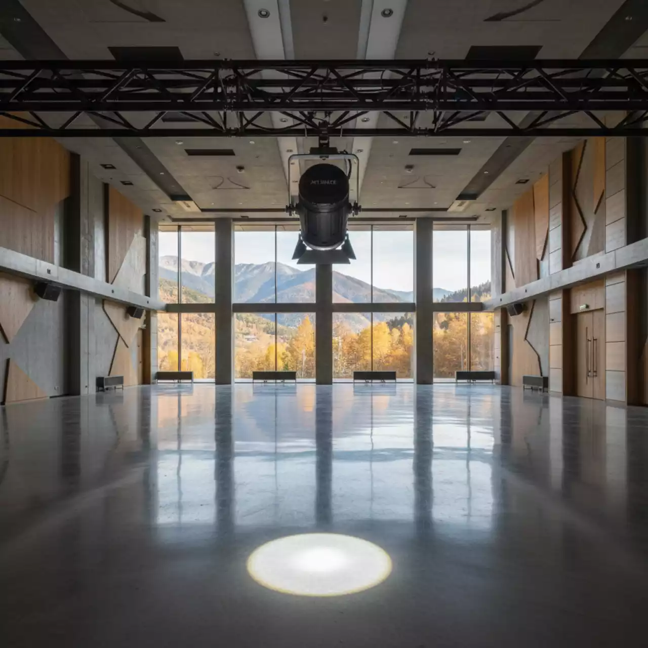 Аренда Прожектор профильный ETC S4 36 в Rixos Krasnaya Polyana — ART SPACE