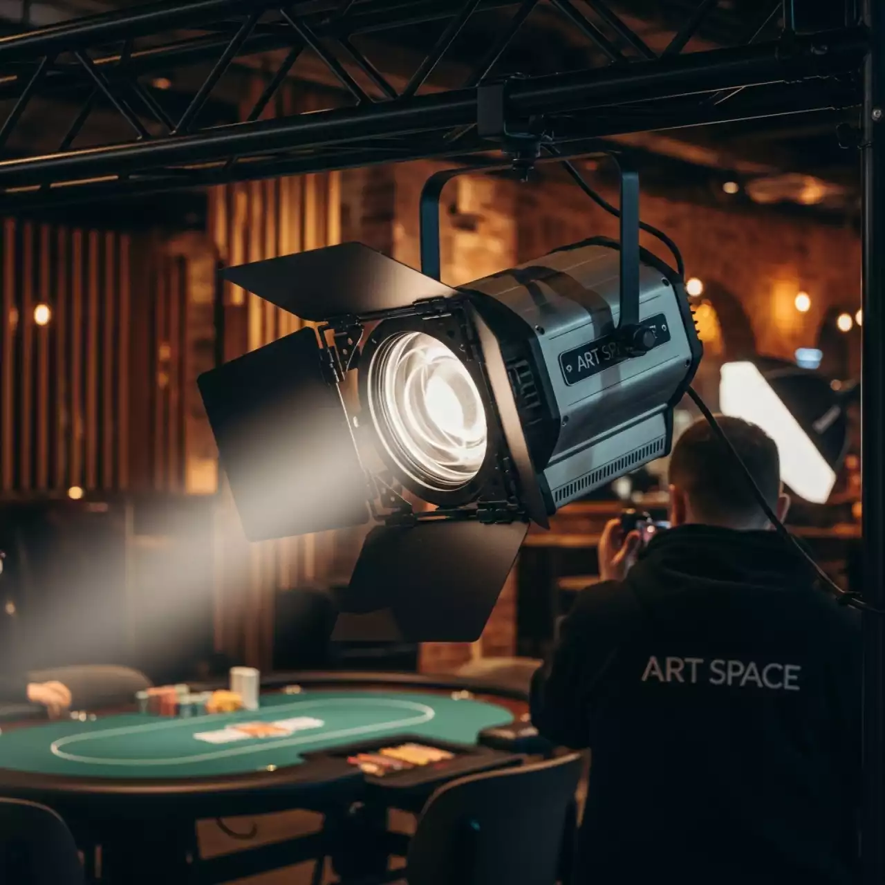 Аренда Прожектор с линзой Френеля Anlight ANLT3332C CW WW в ресторане «Сыроварня» — ART SPACE