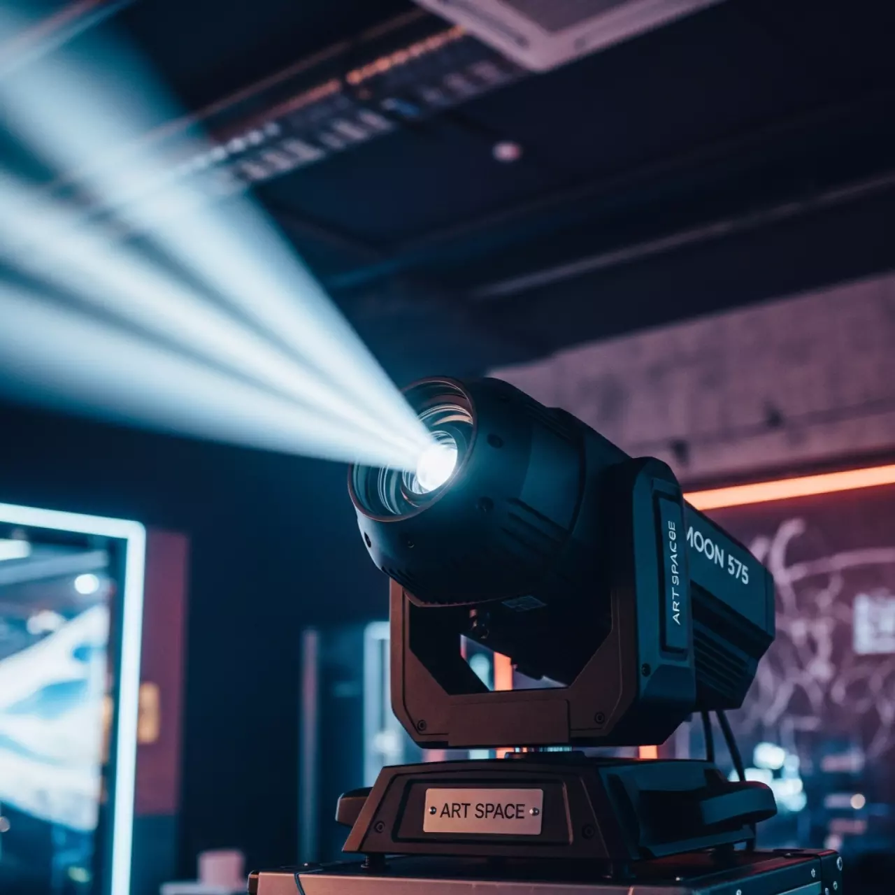 Аренда Прожектор следящего света Moon 575 в Courtyard by Marriott Sochi — ART SPACE