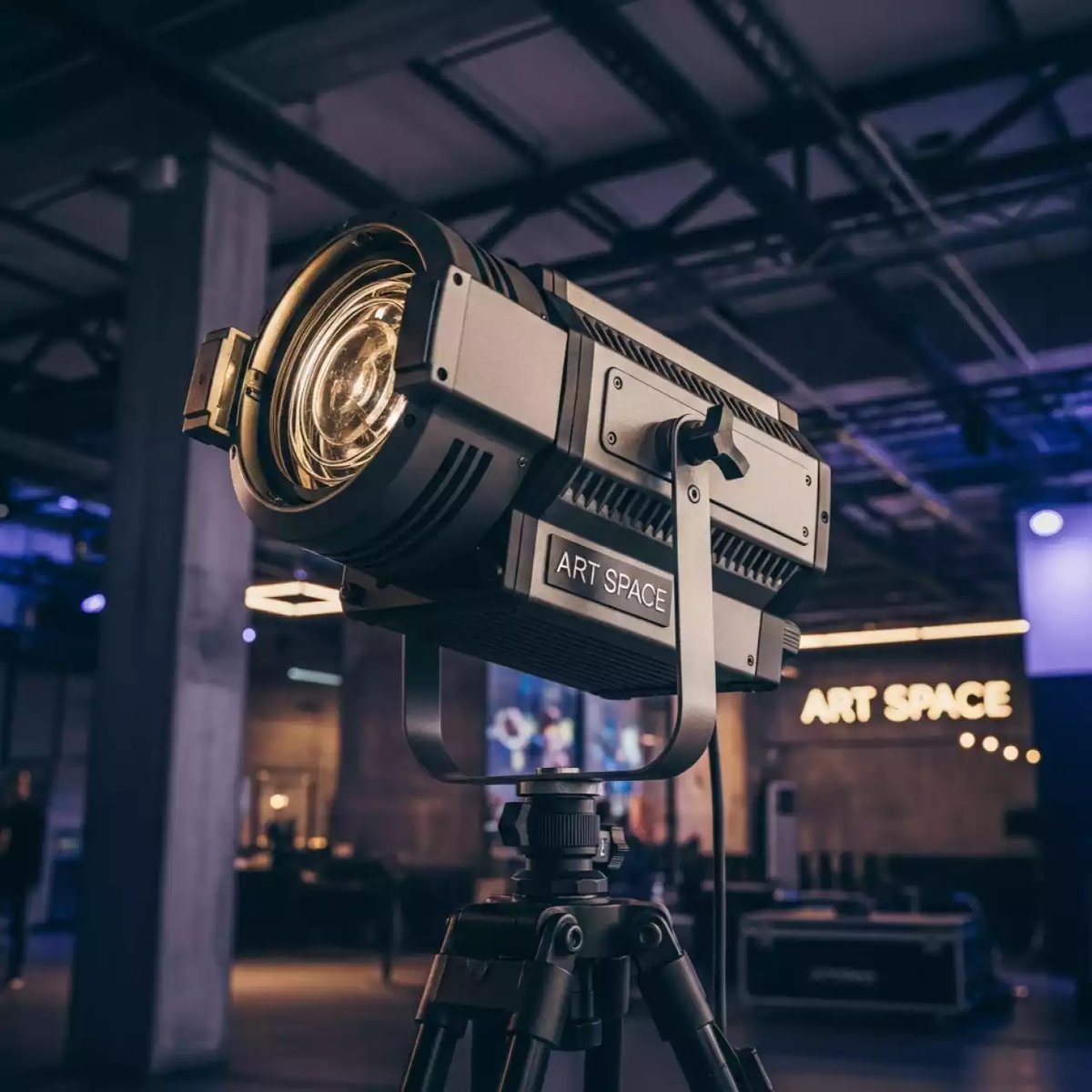 Аренда Прожектор следящего света Robert Juliat Cyrano в ресторане «Voda» — ART SPACE