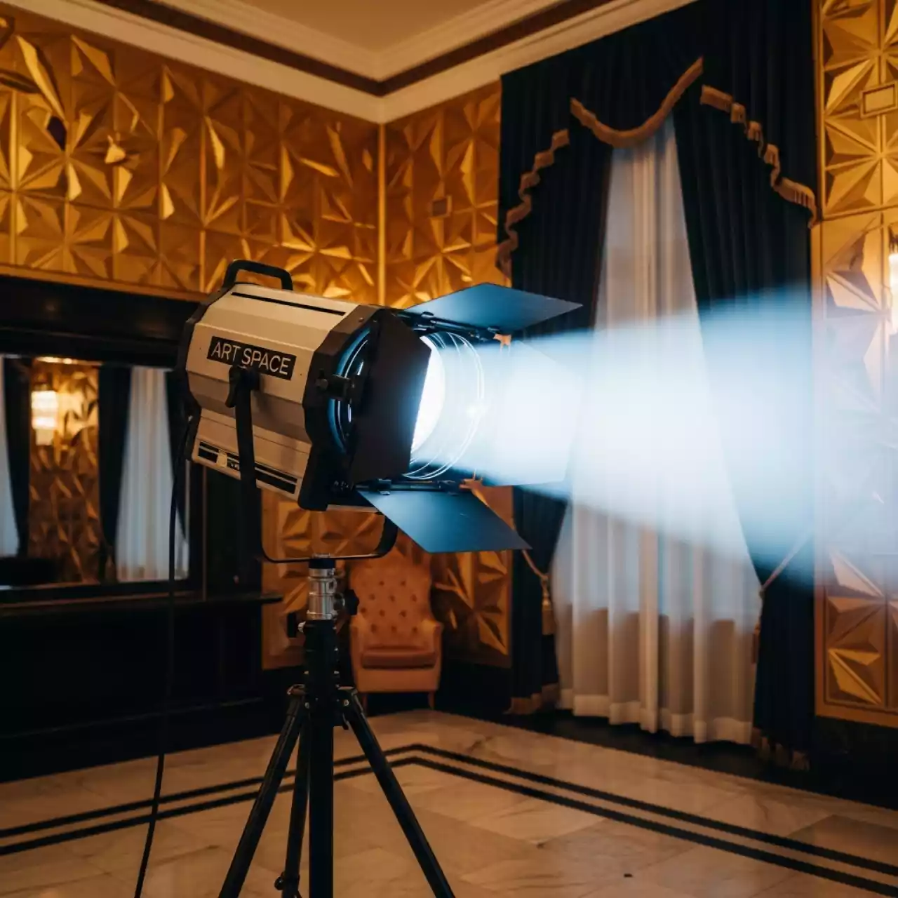 Аренда Прожектор следящего света Showtec FollowSpot HMI 1200 в Boutique Hotel PORTUM 1905 — ART SPACE